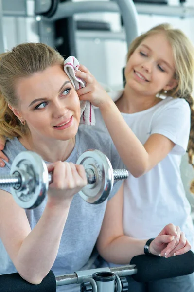 Giovane Donna Sportiva Sua Figlia Che Allena Con Manubri Palestra — Foto Stock