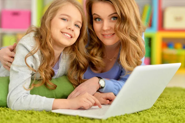 Boldog Anya Lánya Együtt Használ Laptop — Stock Fotó