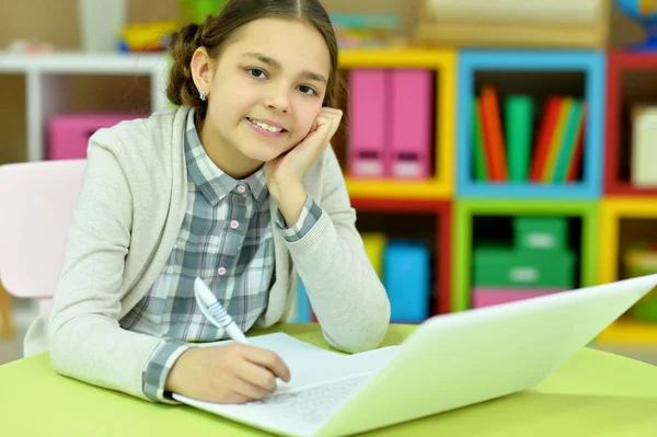 Potret Gadis Kecil Terkonsentrasi Dengan Laptop Belajar — Stok Foto