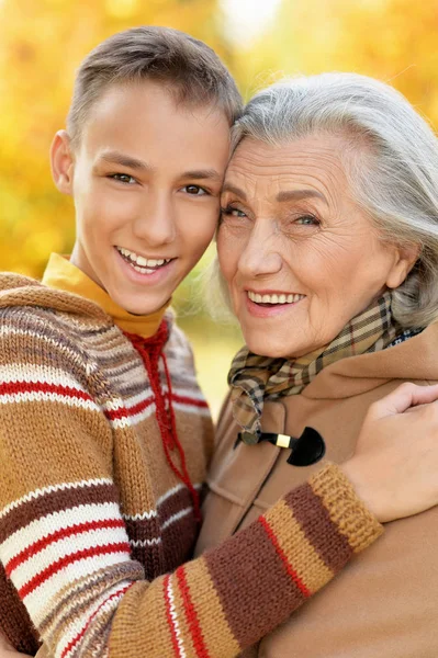 Gelukkig Oma Kleinzoon Poseren Park — Stockfoto