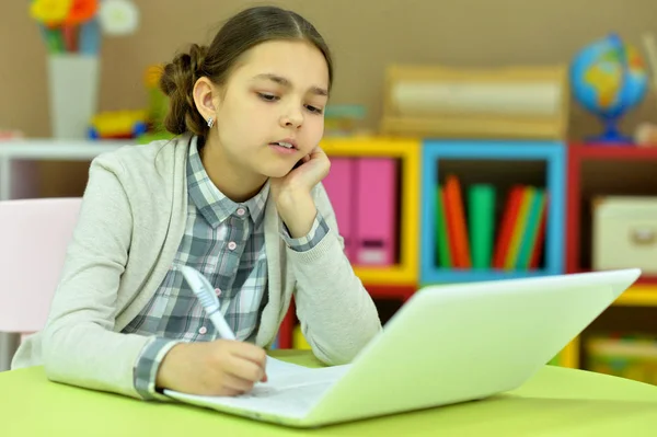 Portret Van Geconcentreerd Klein Meisje Met Laptop Studeren — Stockfoto