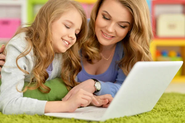 Mãe Feliz Filha Usando Laptop Juntos — Fotografia de Stock