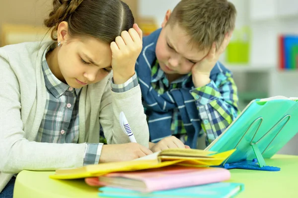 Frère Sœur Faisant Leurs Devoirs Ensemble — Photo