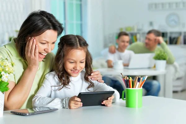 Lachende Moeder Dochter Zitten Aan Tafel Gebruiken Digitale Tablet — Stockfoto