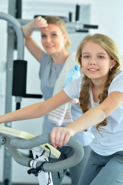 运动的年轻女人和女孩在健身房训练 — 图库照片