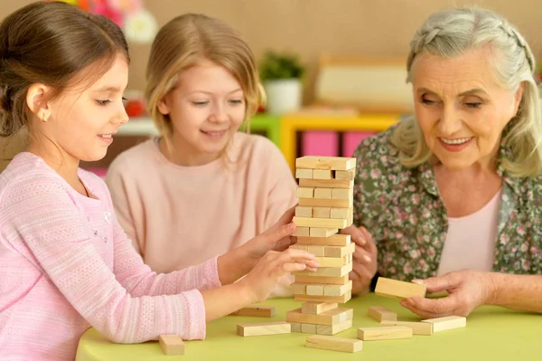Lycklig Familj Leker Med Block Tillsammans — Stockfoto