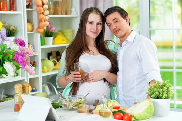 Счастливый Муж Жена Готовят Вместе Кухне — стоковое фото