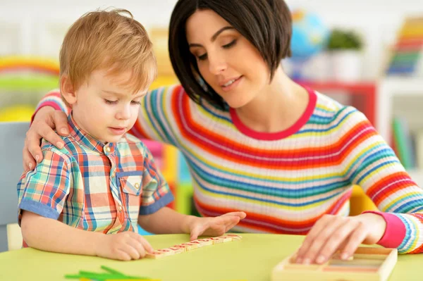 Giovane Madre Carino Piccolo Figlio Giocare — Foto Stock