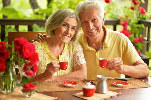 Feliz Casal Sênior Beber Café Casa — Fotografia de Stock