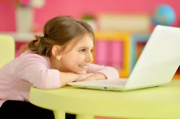 Πορτραίτο Του Συμπυκνωμένου Μικρού Κοριτσιού Φορητό Υπολογιστή Μελέτη — Φωτογραφία Αρχείου