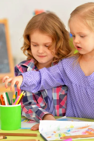 Carino Bambine Sedute Tavola Disegno Con Matite Nella Loro Stanza — Foto Stock