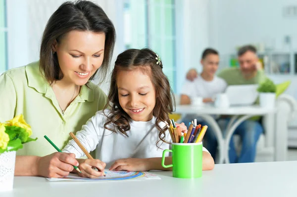 Klein Schattig Meisje Met Moeder Tekening Aan Tafel Thuis — Stockfoto