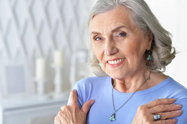 Retrato Mulher Idosa Feliz Casa — Fotografia de Stock