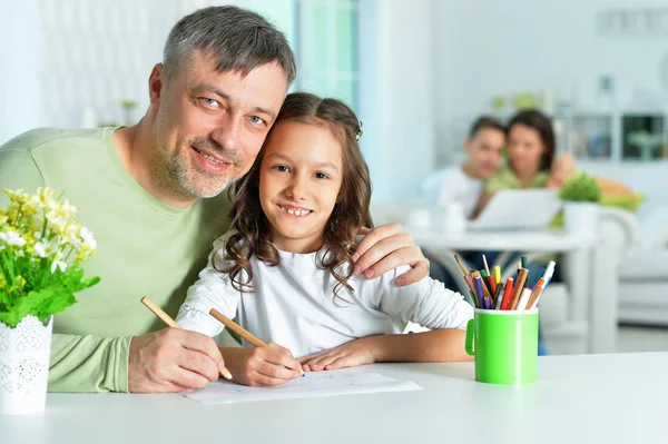 Porträtt Lycklig Far Och Hans Söta Dotter Rita Togerher — Stockfoto