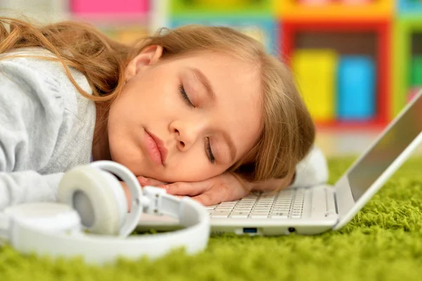 Menina Bonito Emocional Dormindo Perto Laptop — Fotografia de Stock