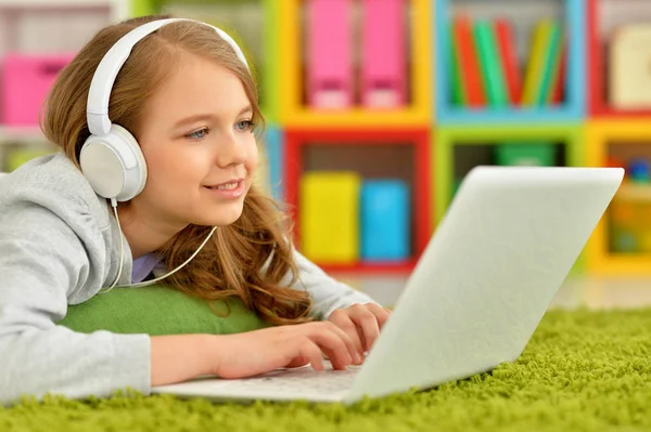Emocjonalna Cute Girl Przy Użyciu Laptopa Leżąc Podłodze Zielonym Dywanie — Zdjęcie stockowe