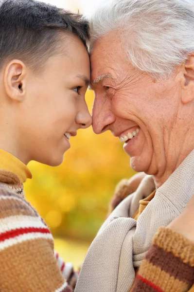 Abuelo Feliz Nieto Parque — Foto de Stock