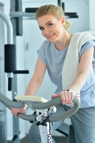 Sporty Young Woman Listening Music Trening Gym – stockfoto