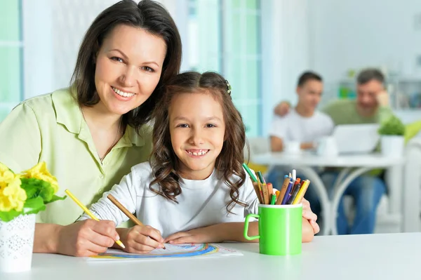 Piccola Ragazza Carina Con Madre Che Disegna Tavola Casa — Foto Stock