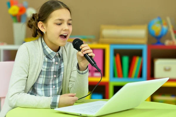 Adorable Niña Cantando Karaoke Con Portátil Moderno —  Fotos de Stock