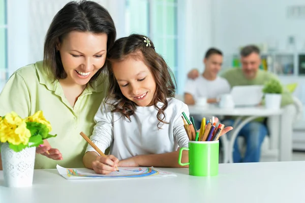 Klein Schattig Meisje Met Moeder Tekening Aan Tafel Thuis — Stockfoto