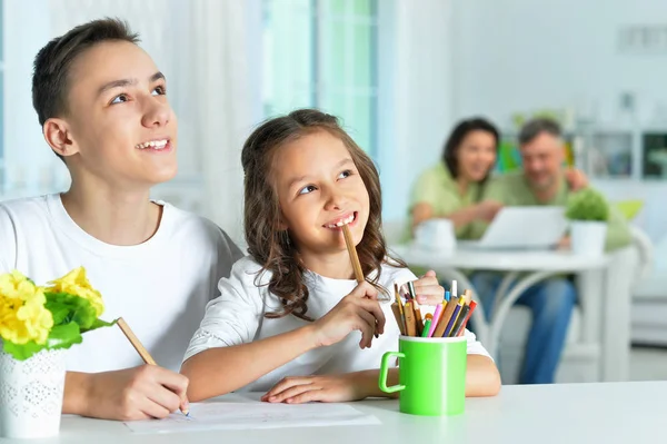 Broer Zus Tekenen Met Kleurrijke Potloden Samen Binnenshuis Glimlachen — Stockfoto