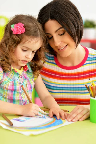 Klein Schattig Meisje Met Moeder Tekening Aan Tafel Thuis — Stockfoto