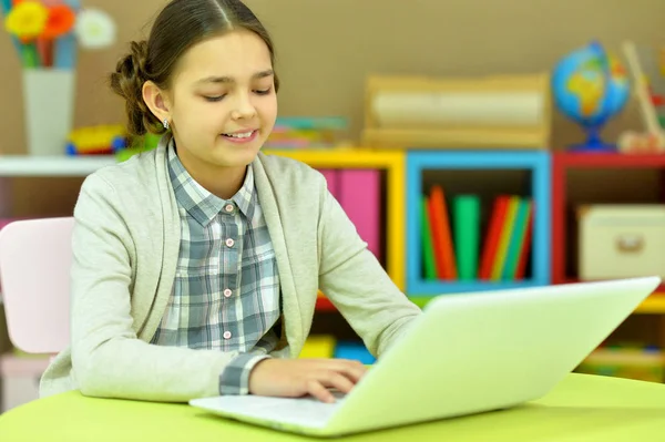 Portret Van Geconcentreerd Klein Meisje Met Laptop Studeren — Stockfoto