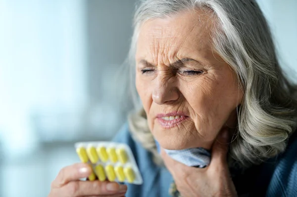 薬を持つ悲しい病気の先輩女性 — ストック写真