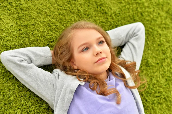Portret Piękne Teen Dziewczyna Leżąc Podłodze Pokojach — Zdjęcie stockowe
