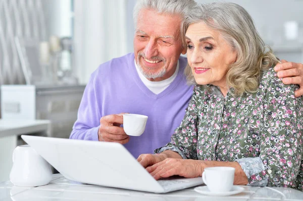 Seniorenpaar Nutzt Laptop Hause — Stockfoto