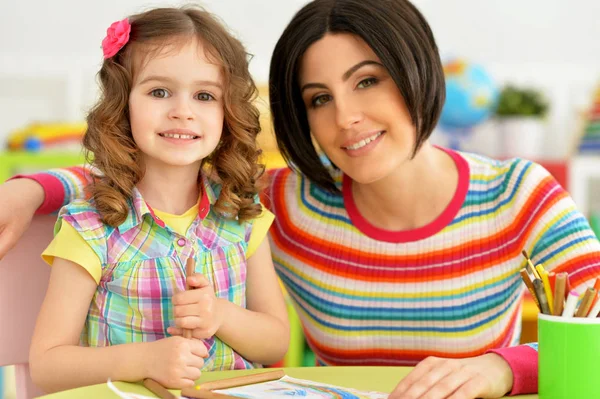 Pequena Menina Bonito Com Mãe Desenho Mesa Casa — Fotografia de Stock