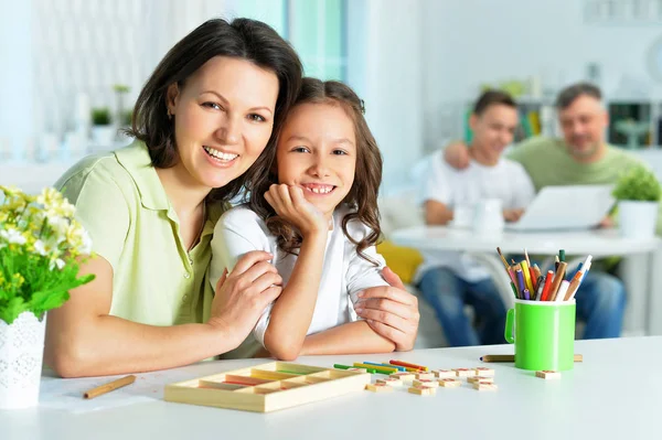 Linda Niña Con Madre Estudiando —  Fotos de Stock