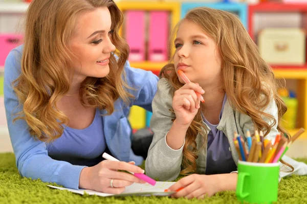 Klein Schattig Meisje Met Moeder Tekening Aan Tafel Thuis — Stockfoto