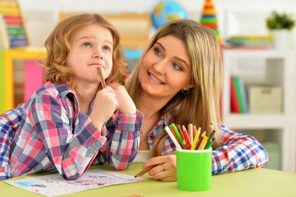 Klein Schattig Meisje Met Moeder Tekening Aan Tafel Thuis — Stockfoto