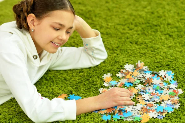 Niedliches Kleines Mädchen Das Puzzleteile Sammelt Während Auf Grünem Teppich — Stockfoto