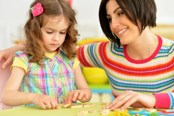 Menina Bonito Com Mãe Estudando — Fotografia de Stock