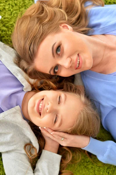 Gelukkig Moeder Met Dochter Liggend Het Groene Tapijt Thuis — Stockfoto