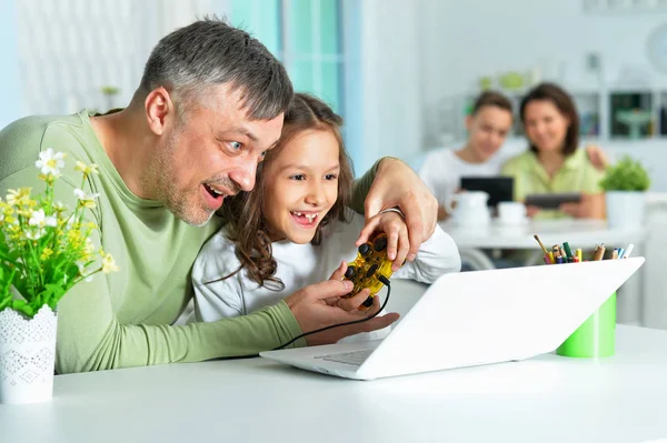 Pai Com Pequena Filha Usando Laptop Jogo — Fotografia de Stock