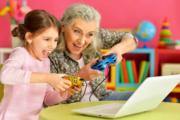 Farmor Med Hennes Barnbarn Spelar Dataspel Laptop Hemma — Stockfoto