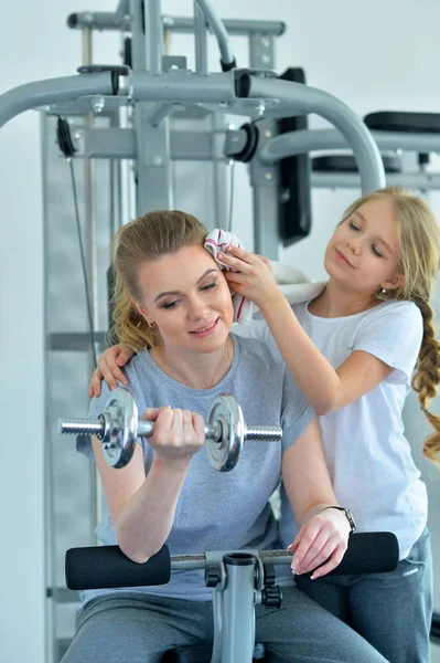 运动年轻女子和她的女儿训练与哑铃在健身房 — 图库照片