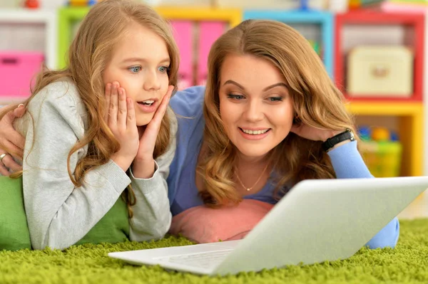 Mãe Feliz Filha Usando Laptop Juntos — Fotografia de Stock