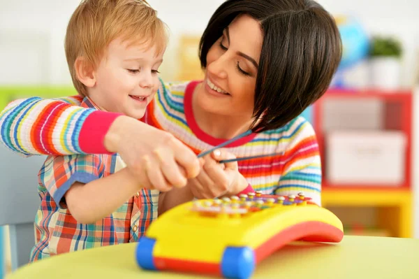 Jonge Moeder Schattig Zoontje Spelen Met Muziek Speelgoed — Stockfoto