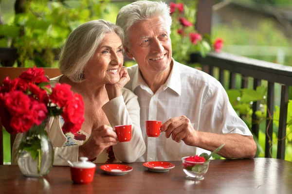 Feliz Pareja Ancianos Bebiendo Café Casa — Foto de Stock