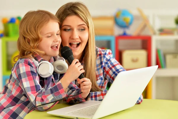 Mladá Žena Holkou Přes Notebook Doma Zpívá Karaoke — Stock fotografie