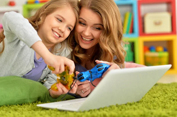 Moeder Dochter Met Behulp Van Laptop Samen Spelen Spel — Stockfoto