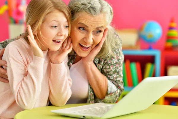 Retrato Abuela Hija Feliz Usando Ordenador Portátil — Foto de Stock