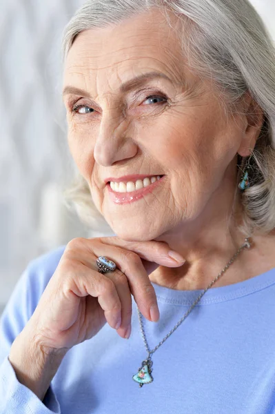 Portret Van Een Gelukkige Oudere Vrouw Thuis — Stockfoto