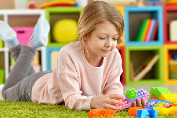 カラフルなプラスチック製のブロックで遊ぶ少女 — ストック写真