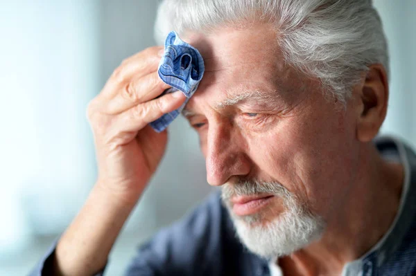 Retrato Homem Idoso Doente Triste Com Dor Cabeça — Fotografia de Stock